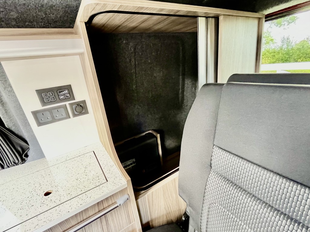 VW t6.1 Redline Classic (24) (Medium)